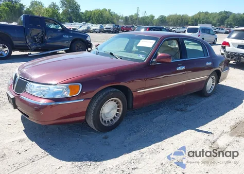 2000 Lincoln Town Car Executive from USA, damaged, VIN 1LNHM81W8YY898655